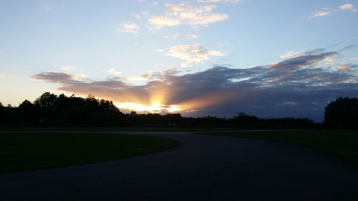 Solen går ner över Linköpings Motorstadion